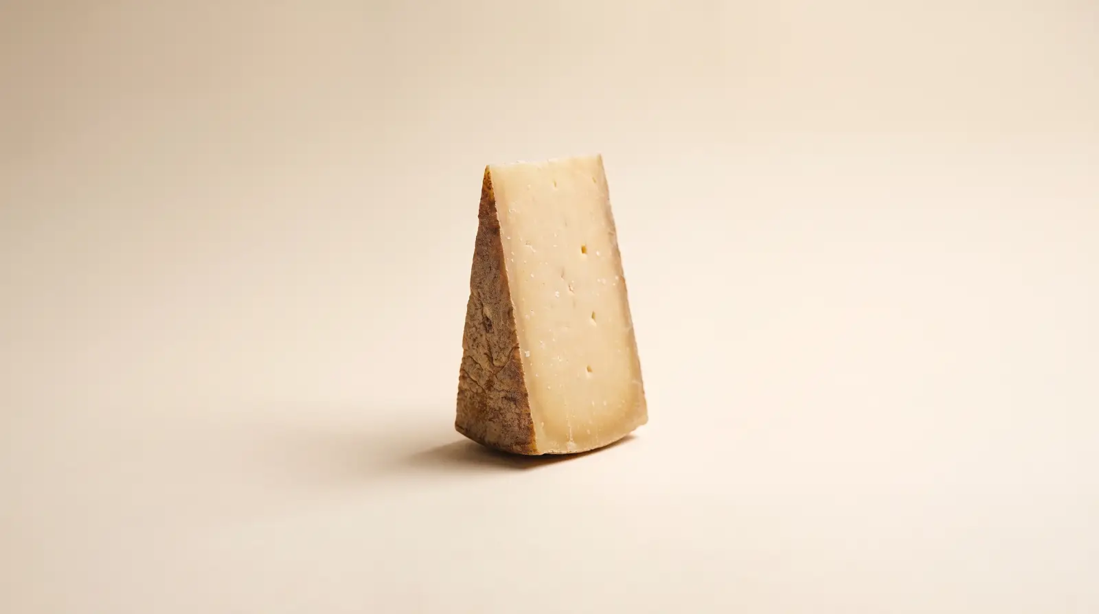 Pointe de Gruyère coupée, pâte ivoire et croûte brune